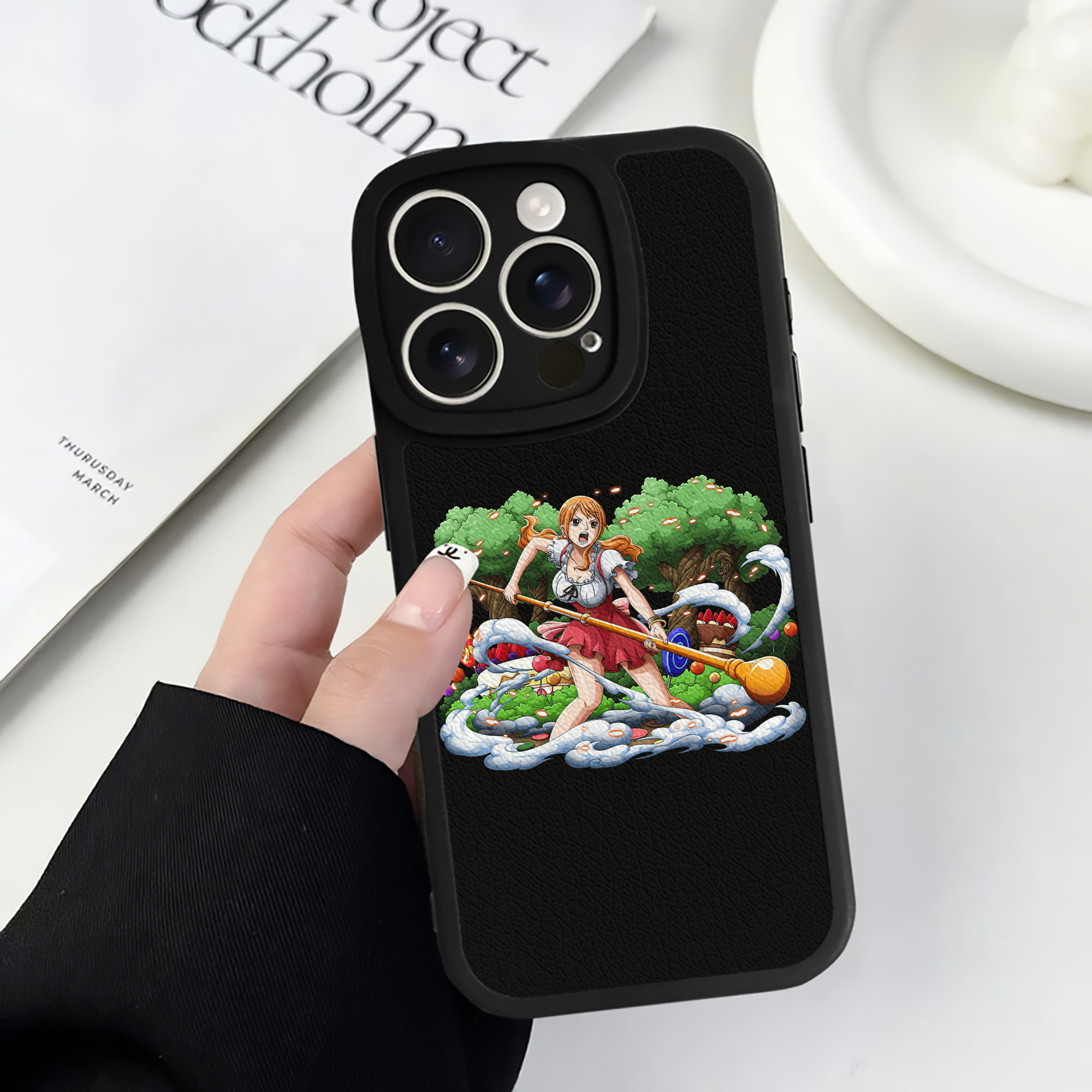 （画像用） ワンピース ナミ ONE PIECE Nami 【iPhone 16シリーズ対応】シリコンスマホケース（レザー調） 材質：シリコン